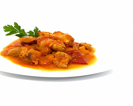 Гуляш из свинины с соусом